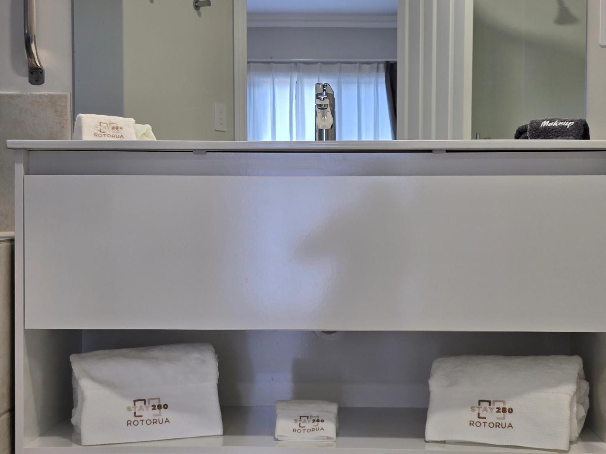 Stay 284 Rotorua - Refurbished Modern Accommodation ภายนอก รูปภาพ