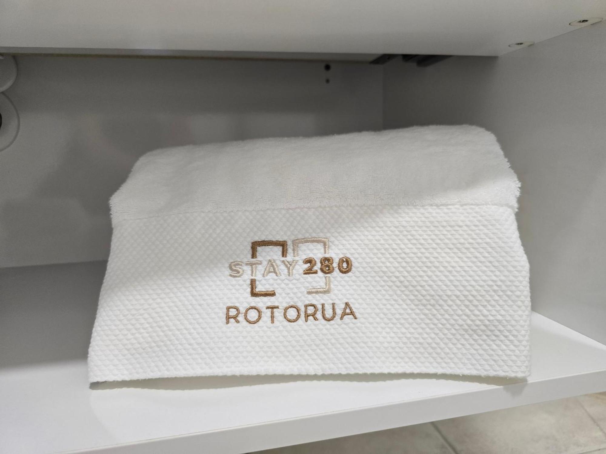 Stay 284 Rotorua - Refurbished Modern Accommodation ภายนอก รูปภาพ